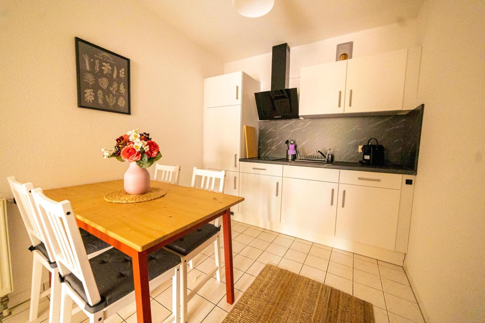 Fullhouse - - K70 - Elevator - Balcony - Smarttv Apartment Eisenach